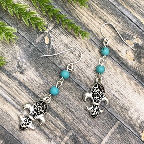 🌼 Turquoise Bead Fleur De Lis Black Swirl Dangle Earrings - Picture 1 of 2